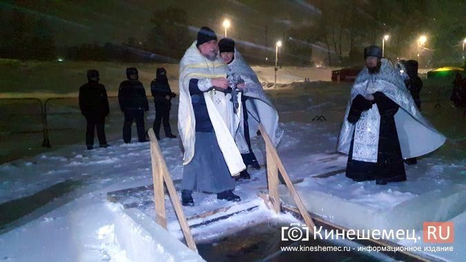 Несмотря на снежный буран кинешемцы пришли окунуться в иордань фото 2