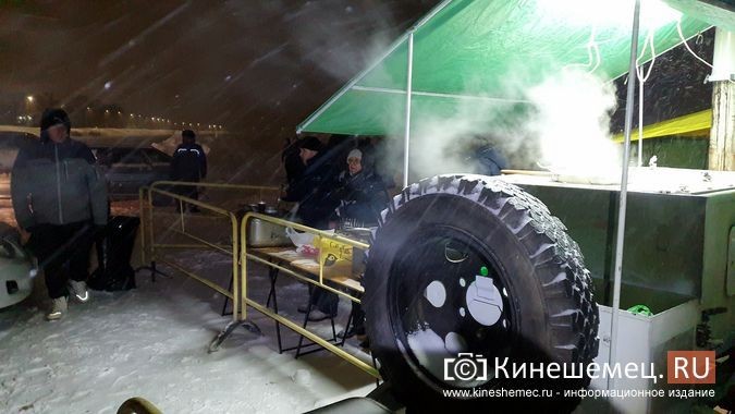 Несмотря на снежный буран кинешемцы пришли окунуться в иордань фото 15