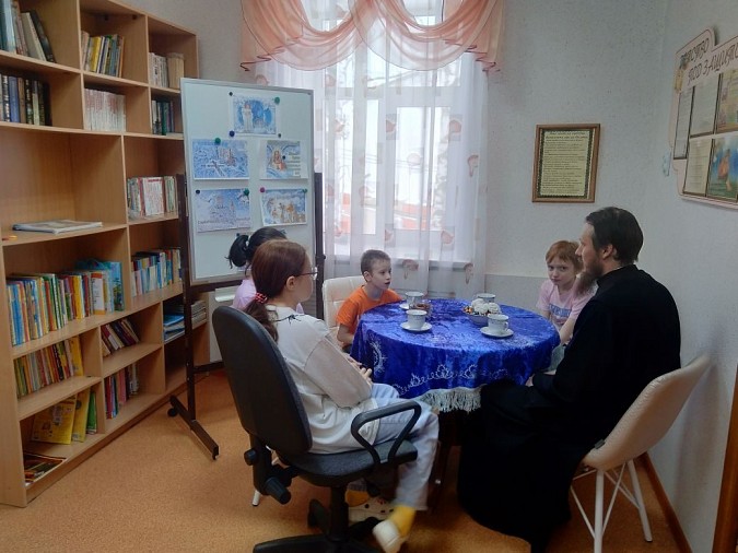 В Кинешемском социально-реабилитационный центре за чашкой чая поговорили о Крещении фото 2