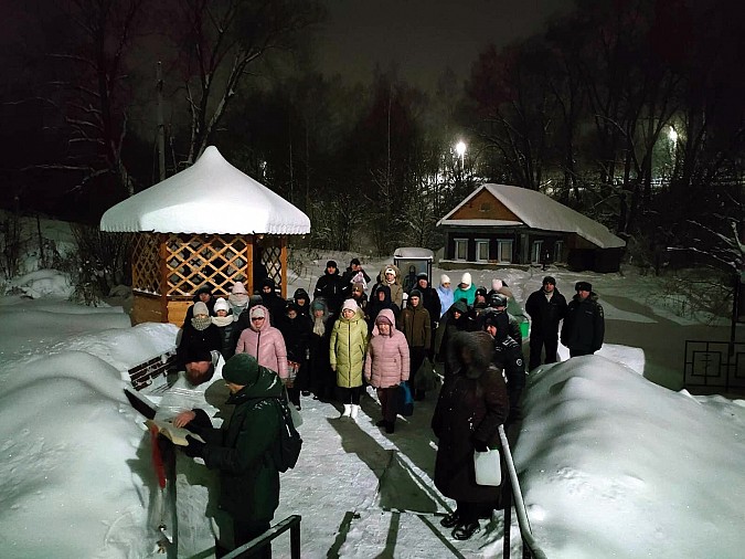 Крещенскую купель на территории родничка в честь Тихона Лухского посетили 80 человек фото 2