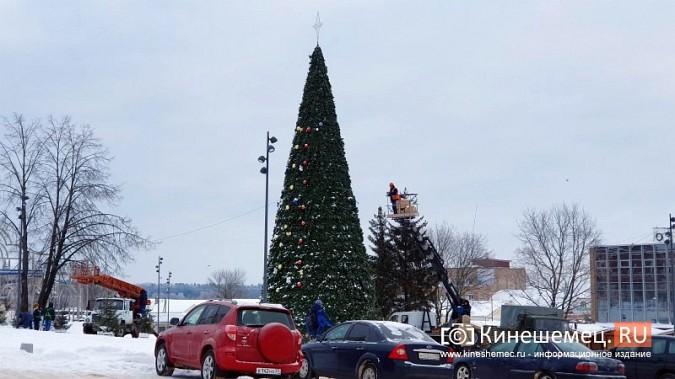 В Кинешме начали разбирать главную новогоднюю ёлку фото 2