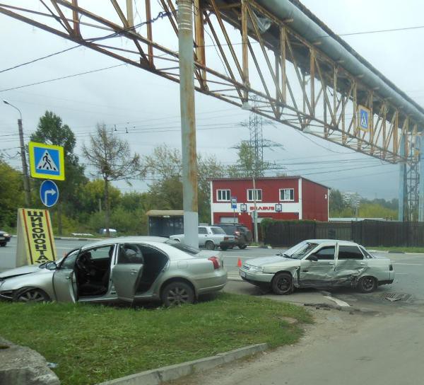 В Ивановской области столкнулись «Тойота» и «ВАЗ» фото 2