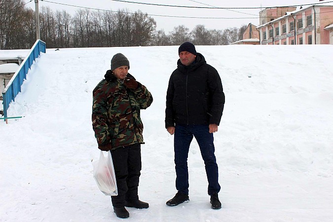 Кататься можно: кинешемские депутаты высоко оценили состояние ледовых площадок фото 9
