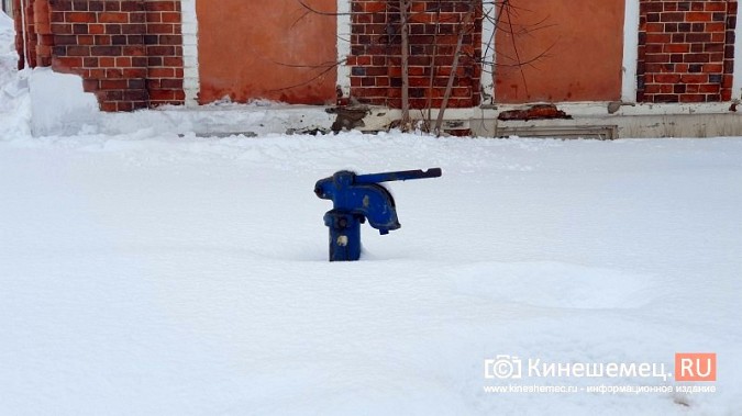 Часть водоразборных колонок в Кинешме ушли под снег фото 3
