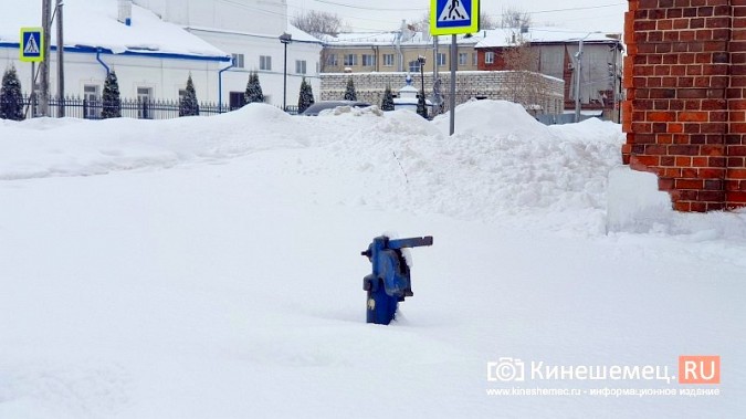 Часть водоразборных колонок в Кинешме ушли под снег фото 2