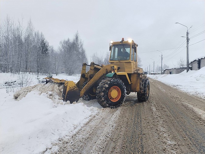 В вывозе снега с улиц Кинешмы задействованы два погрузчика и пять самосвалов фото 5