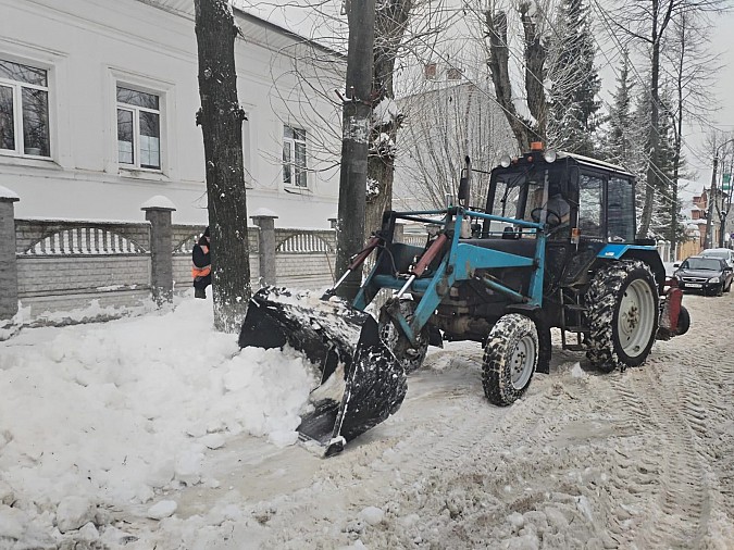 В вывозе снега с улиц Кинешмы задействованы два погрузчика и пять самосвалов фото 6