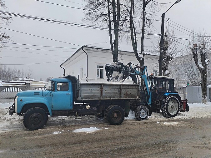 В вывозе снега с улиц Кинешмы задействованы два погрузчика и пять самосвалов фото 4