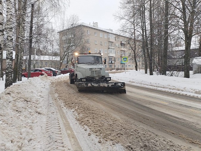 В вывозе снега с улиц Кинешмы задействованы два погрузчика и пять самосвалов фото 2