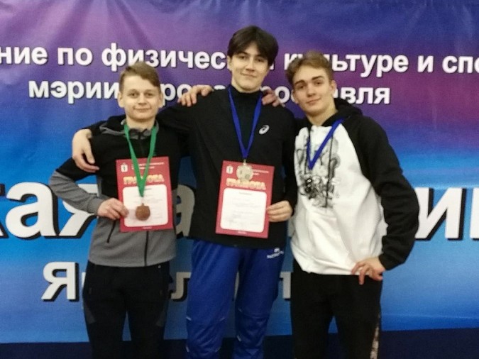 Portrait of happy young girl taking a selfie isolated. Сара лингвист. Девушка принимает участие в. Селфи стоковые изображения. Девушка запивает капусту водой.