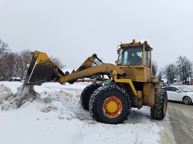 УГХ вывозит снег с Кузнецкого моста фото 2