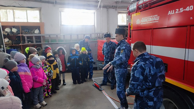 Кинешемским школьникам показали работу кинологов и пожарных ИК-4 фото 3