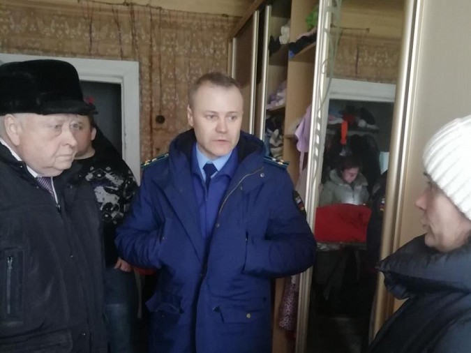 Жители с ул.Менделеева не могут переселиться из аварийного дома фото 3