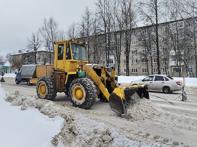 УГХ в усиленном режиме убирает улицы от снега фото 4
