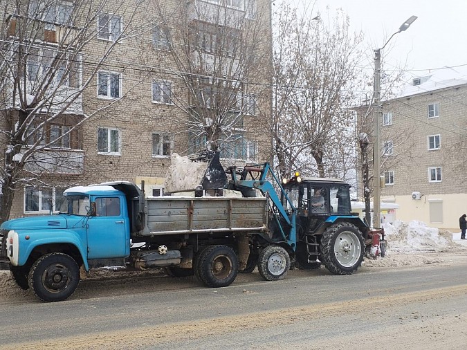 УГХ в усиленном режиме убирает улицы от снега фото 6