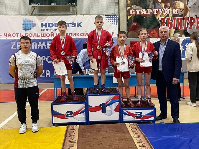 Максим Тарасов завоевал серебро на межрегиональном турнире по самбо фото 2