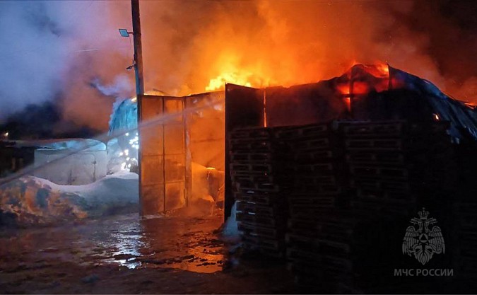 В Кинешме при пожаре в ангаре с пиломатериалами ожоги получил мужчина фото 2