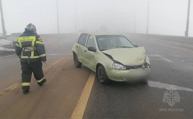 Шесть автомобилей столкнулись из-за тумана на мосту через Волгу фото 3