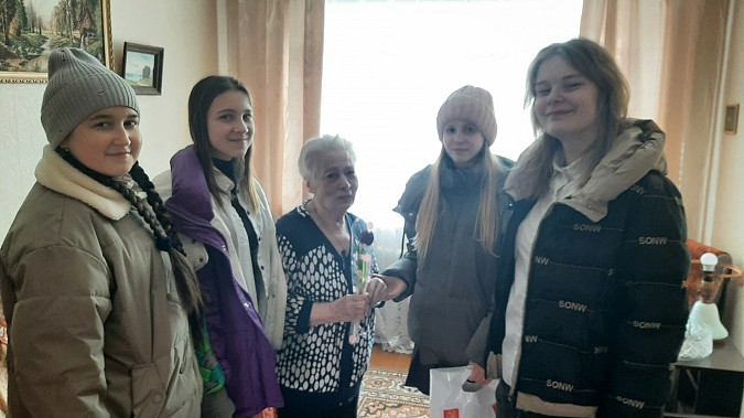 В преддверии 8 Марта пионеры Кинешмы поздравили ветеранов-педагогов фото 4