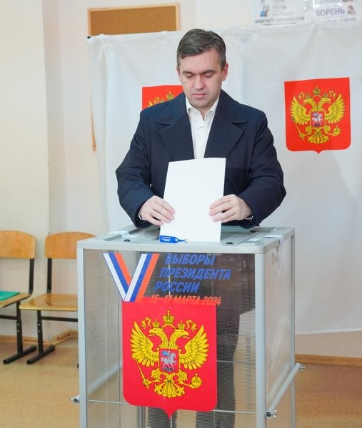 Станислав Воскресенский проголосовал на выборах президента Российской Федерации фото 2
