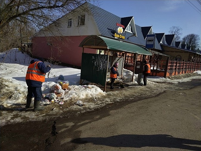 Остановочные павильоны Кинешмы заклеивают рекламой и заваливают мусором фото 2