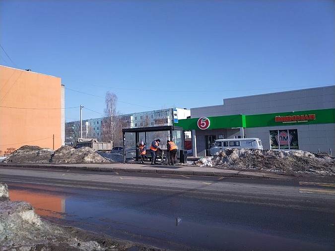 Остановочные павильоны Кинешмы заклеивают рекламой и заваливают мусором фото 3