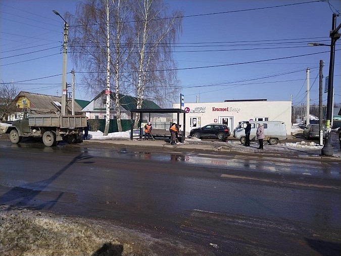 Остановочные павильоны Кинешмы заклеивают рекламой и заваливают мусором фото 4