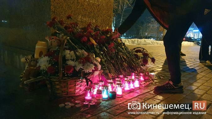 Свечи памяти, цветы и игрушки: кинешемцы скорбят по погибшим в «Крокусе» фото 4