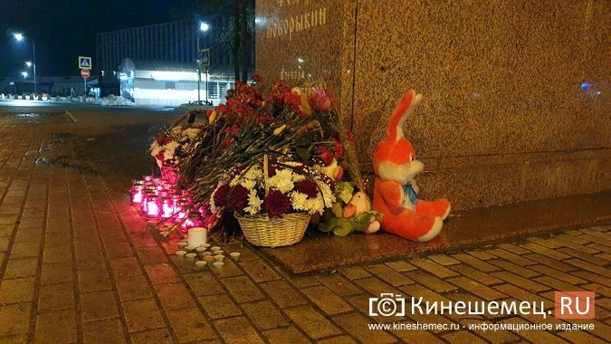 Свечи памяти, цветы и игрушки: кинешемцы скорбят по погибшим в «Крокусе» фото 6