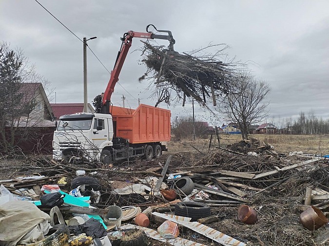 Навалы веток и мусора с улиц Кинешмы вывозят сразу два ломовоза фото 2