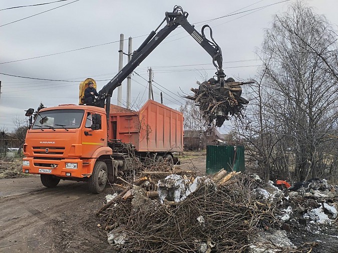 Навалы веток и мусора с улиц Кинешмы вывозят сразу два ломовоза фото 4