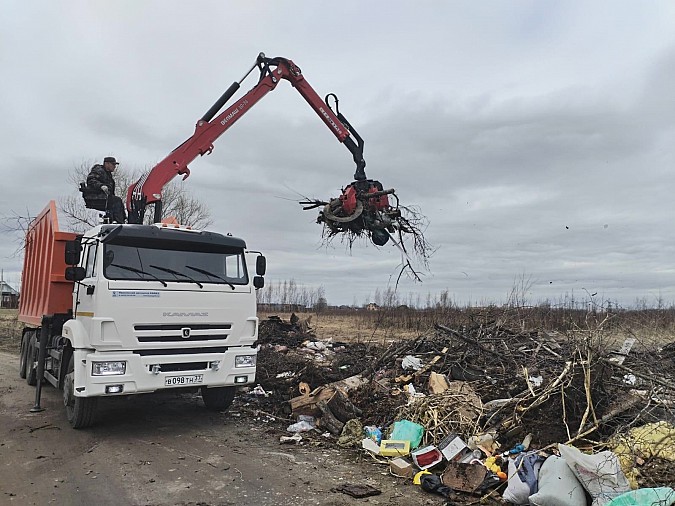 Навалы веток и мусора с улиц Кинешмы вывозят сразу два ломовоза фото 6