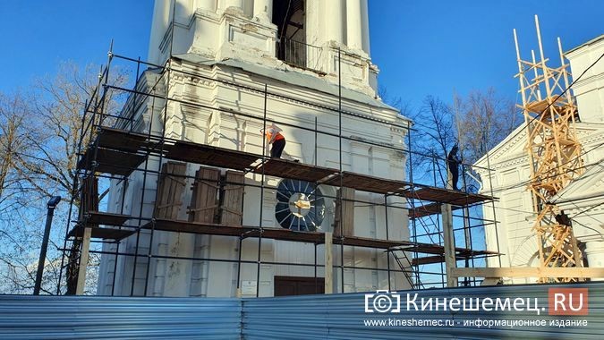 Колокольню Троицко-Успенского собора начали одевать в строительные леса фото 4