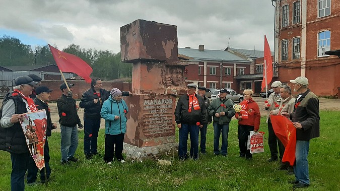 1 мая коммунисты Кинешмы возложили цветы к памятным знакам в честь революционеров фото 2