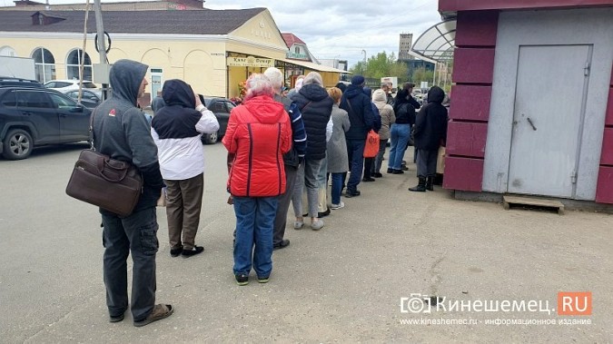 В Кинешме накануне Пасхи выстроились очереди за яйцами фото 2