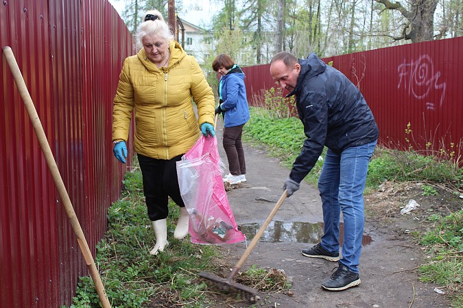 Сотрудники аппарата Кинешемской думы навели порядок в сквере на улице Боборыкина фото 3