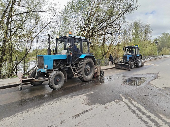 На дорогах Кинешмы работает подметальная машина «Чистодор» фото 4