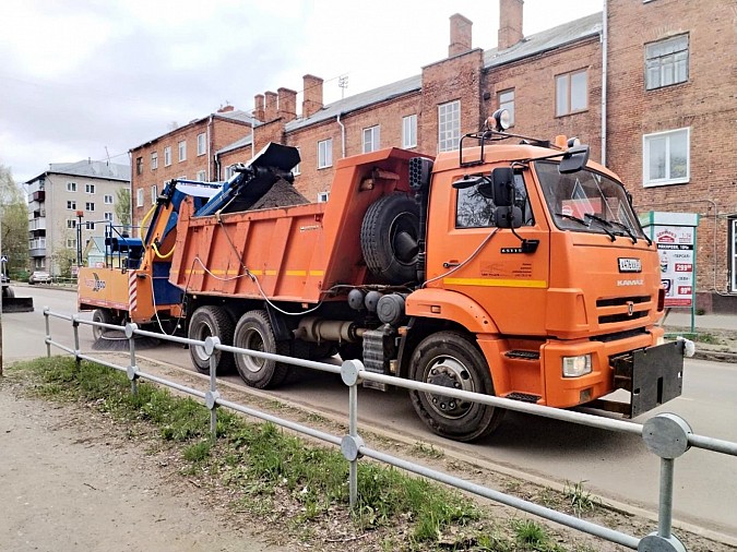 На дорогах Кинешмы работает подметальная машина «Чистодор» фото 3