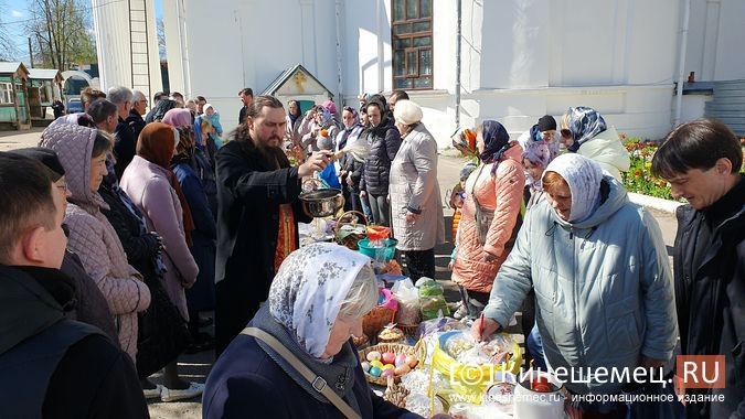 В Великую субботу в храмах Кинешмы освящают пасхальные угощения фото 4