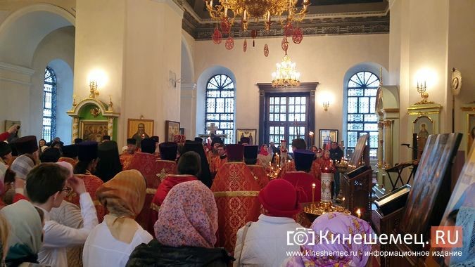 В Троицко-Успенском соборе Кинешмы встретили Благодатный огонь фото 7