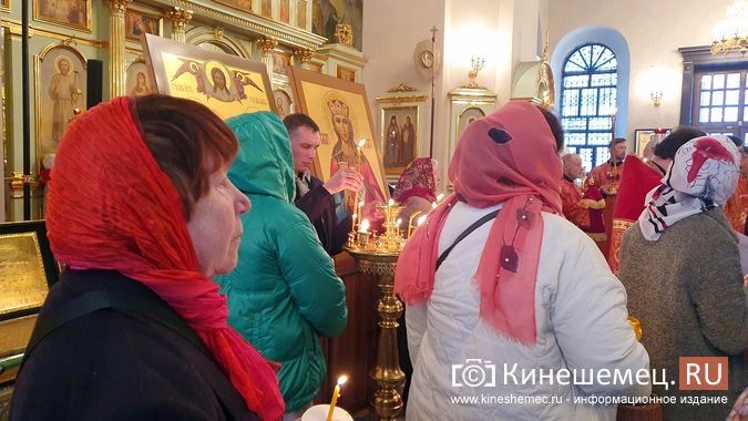 В Троицко-Успенском соборе Кинешмы встретили Благодатный огонь фото 5