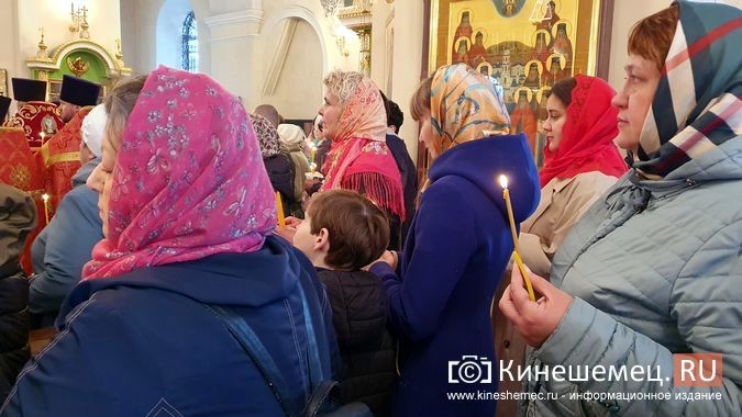 В Троицко-Успенском соборе Кинешмы встретили Благодатный огонь фото 3