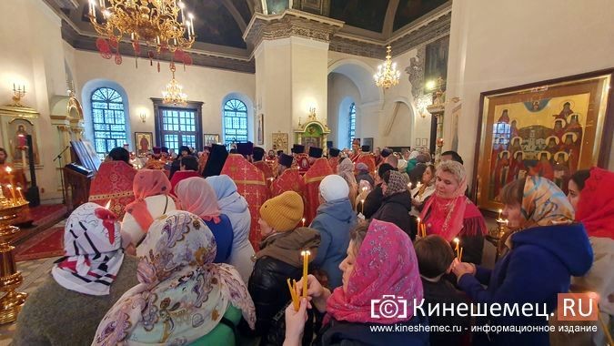 В Троицко-Успенском соборе Кинешмы встретили Благодатный огонь фото 2