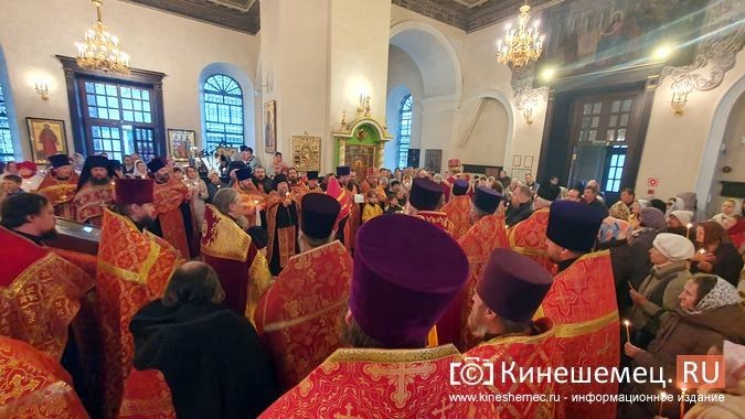 В Троицко-Успенском соборе Кинешмы встретили Благодатный огонь фото 4