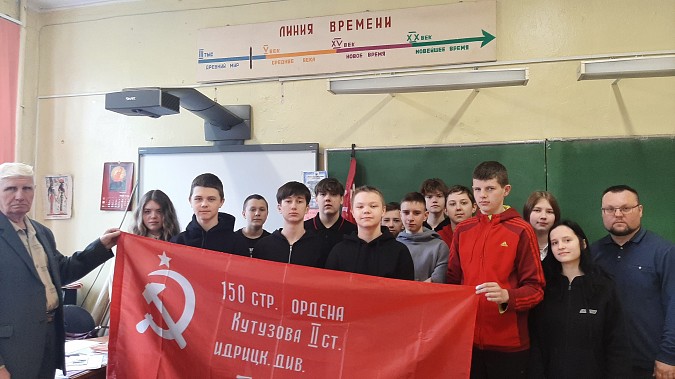 Ученики школы №6 изготовили для музея копию знамени Победы фото 6
