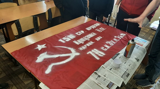 Ученики школы №6 изготовили для музея копию знамени Победы фото 5