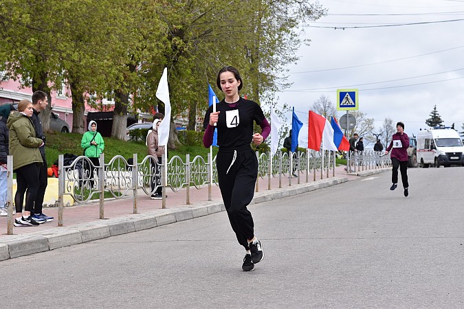 В Кинешме на старт легкоатлетической эстафеты вышли более 500 участников фото 17