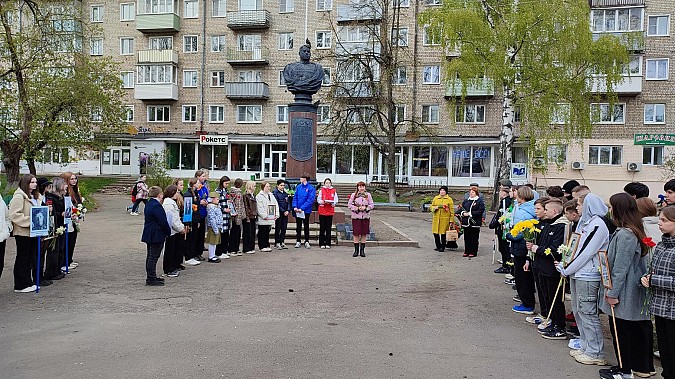 В канун Дня Победы у бюста маршалу Василевскому состоялся митинг фото 2