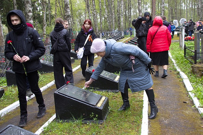 На воинских захоронениях на кладбищах «Сокольники» и «Затенки» прошли митинги фото 15