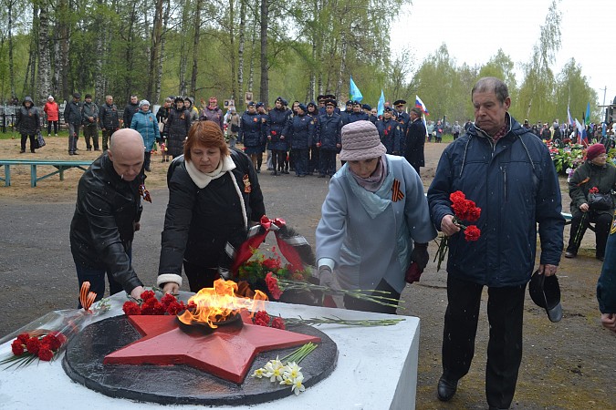 На воинских захоронениях на кладбищах «Сокольники» и «Затенки» прошли митинги фото 36